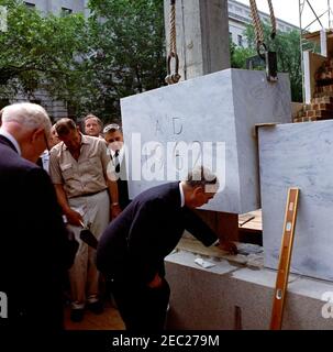 Cerimonia di posa Cornerstone, edificio degli uffici della Casa di Rayburn, 10:28. Il rappresentante Joseph W. Martin, Jr. (Massachusetts), partecipa alla cerimonia di posa della pietra angolare per il Rayburn House Office Building, dedicato al defunto Presidente della Camera dei rappresentanti, Sam Rayburn. Altri che guardano sopra includono: Architetto del Campidoglio, J. George Stewart; rappresentante Charles MCC. Mathias, Jr. (Maryland); Rappresentante Romano C. Pucinski (Illinois). Washington, D.C. Foto Stock