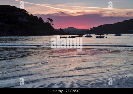 Dawn a South Sands, Salcombe, Devon. Luce del mattino presto a bassa marea. Foto Stock