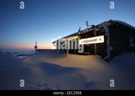 Schierke, Germania. 13 Feb 2021. Freddo ghiacciato soffia il vento sul Brocken. Temperature di meno 20 gradi sono state misurate sul picco di Harz più alto. Solo pochi escursionisti si sono avventurati fino al Brocken per l'alba nelle temperature gelide. Credit: Matrhias Bein/dpa-Zentralbild/dpa/Alamy Live News Foto Stock