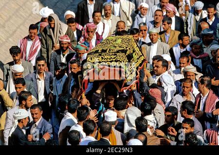 Donne e uomini tipici yemeniti nella città di Sanaa Foto Stock