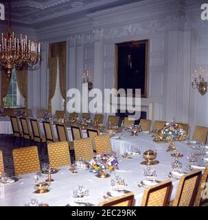 Pranzo in onore di Roberto F. chiari, presidente di Panama, ore 13:00. Vista dei tavoli e delle composizioni floreali nella Sala da pranzo di Stato della Casa Bianca, Washington, D.C., allestita per un pranzo in onore del presidente di Panama, Roberto F. chiari. Foto Stock