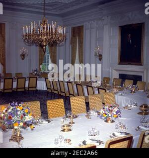 Pranzo in onore di Roberto F. chiari, presidente di Panama, ore 13:00. Vista dei tavoli e delle composizioni floreali nella Sala da pranzo di Stato della Casa Bianca, Washington, D.C., allestita per un pranzo in onore del presidente di Panama, Roberto F. chiari. Foto Stock