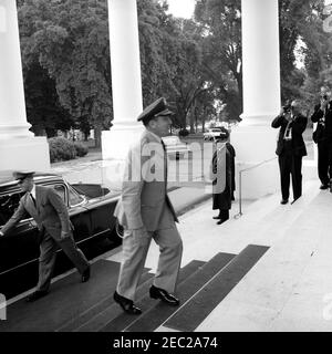 Pranzo in onore di Roberto F. chiari, presidente di Panama, ore 13:00. Il Presidente dei Capi di Stato maggiore, il Generale Lyman Lemnitzer, arriva ad un pranzo in onore del Presidente di Panama, Roberto F. chiari. I membri della stampa si riuniscono a destra. North Portico, Casa Bianca, Washington, D.C. [Fotografia di Harold Sellers] Foto Stock