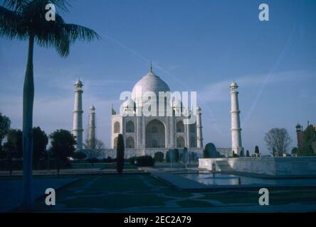 Prima Lady Jacqueline Kennedyu2019s (JBK) viaggio in India e Pakistan: Agra, Uttar Pradesh, India, visita a Taj Mahal. Vista del Taj Mahal ad Agra, Uttar Pradesh, India, durante la visita della First Lady Jacqueline Kennedyu2019s. Foto Stock