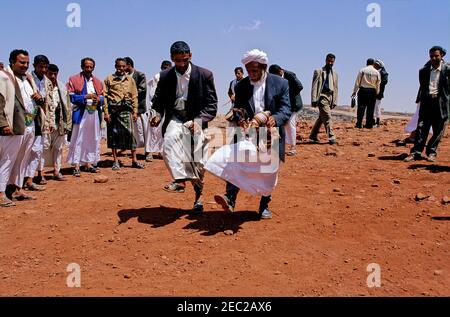 Donne e uomini tipici yemeniti nella città di Sanaa Foto Stock