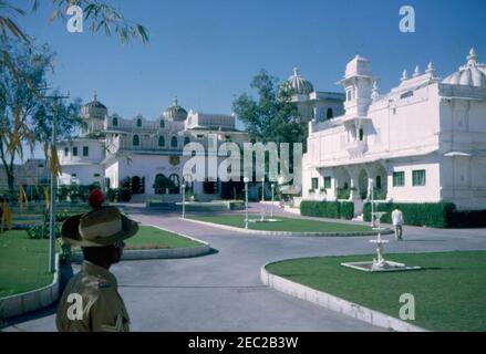 First Lady Jacqueline Kennedyu2019s (JBK) viaggio in India e Pakistan: Udaipur, Rajasthan, India, giro in barca sul lago Pichola; tour di Jag Mandir (Lake Garden Palace); viste del Palazzo della Città. Vista del palazzo dell'isola di Jag Mandir (chiamato anche u201cLake Garden Palace201d) sul lago di Pichola, come prima Signora Jacqueline Kennedy tour l'isola durante la sua visita a Udaipur, Rajasthan, India. Foto Stock