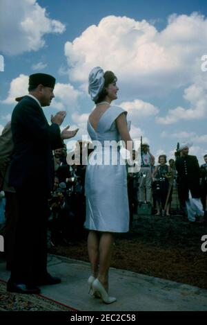 First Lady Jacqueline Kennedyu2019s (JBK) viaggio in India e Pakistan: Lahore, Punjab, Pakistan, Nono annuale Pachistano Nazionale Horse and Cattle Show. First Lady Jacqueline Kennedy (centro) e Presidente del Pakistan Mohammad Ayub Khan (a sinistra) partecipano al Nono annuale Pachistano National Horse and Cattle Show al Fortress Stadium di Lahore, Punjab, Pakistan. Foto Stock