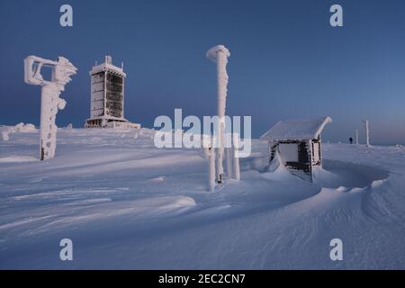 Schierke, Germania. 13 Feb 2021. Le piste dell'Harzer Schmalspurbahn HSB sono innevate. Il freddo vento ghiacciato soffia oggi sul Brocken. Temperature di meno 20 gradi sono state misurate sul picco di Harz più alto. Solo pochi escursionisti si avventurarono al Brocken alle temperature ghiacciate per l'alba. Credit: Matrhias Bein/dpa-Zentralbild/dpa/Alamy Live News Foto Stock