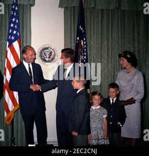 Giuramento in cerimonia, William Battle, Ambasciatore degli Stati Uniti in Australia, 17:14. Il presidente John F. Kennedy scuote le mani con il neo-nominato ambasciatore degli Stati Uniti in Australia, William C. Battle, durante la cerimonia di giuramento del sig. Battleu0027s. Da sinistra a destra: Battaglia dell'ambasciatore; presidente Kennedy; battaglia di W. Cullen, Jr.; battaglia di Janie; battaglia di Robert W.; battaglia di Barry Webb. Sala armadio, Casa Bianca, Washington, D.C. Foto Stock