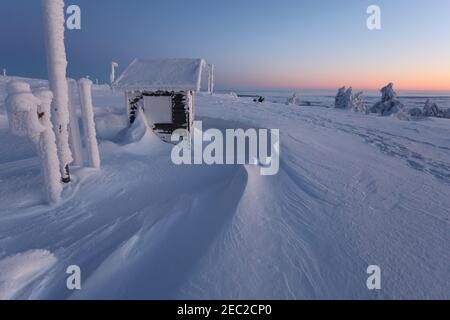 Schierke, Germania. 13 Feb 2021. Le piste dell'Harzer Schmalspurbahn HSB sono innevate. Il freddo vento ghiacciato soffia oggi sul Brocken. Temperature di meno 20 gradi sono state misurate sul picco di Harz più alto. Solo pochi escursionisti si avventurarono al Brocken alle temperature ghiacciate per l'alba. Credit: Matrhias Bein/dpa-Zentralbild/dpa/Alamy Live News Foto Stock