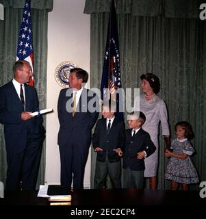 Giuramento in cerimonia, William Battle, Ambasciatore degli Stati Uniti in Australia, 17:14. Il presidente John F. Kennedy visita il nuovo ambasciatore degli Stati Uniti in Australia, William C. Battle, e la sua famiglia durante la cerimonia di giuramento del signor Battleu0027s. Da sinistra a destra: Battaglia dell'ambasciatore; presidente Kennedy; battaglia di W. Cullen, Jr.; battaglia di Robert W.; battaglia di Barry Webb (nel retro); battaglia di Janie. Sala armadio, Casa Bianca, Washington, D.C. Foto Stock