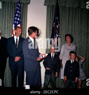 Giuramento in cerimonia, William Battle, Ambasciatore degli Stati Uniti in Australia, 17:14. Il presidente John F. Kennedy ride con Barry Webb Battle, moglie del neo-nominato ambasciatore degli Stati Uniti in Australia, William C. Battle, durante la cerimonia di giuramento del sig. Battleu0027s. Da sinistra a destra: Battaglia dell'ambasciatore; presidente Kennedy; battaglia di W. Cullen, Jr.; battaglia di sig.ra; battaglia di Robert W.; battaglia di Janie. Sala armadio, Casa Bianca, Washington, D.C. Foto Stock