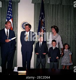 Giuramento in cerimonia, William Battle, Ambasciatore degli Stati Uniti in Australia, 17:14. Il presidente John F. Kennedy visita il nuovo ambasciatore degli Stati Uniti in Australia, William C. Battle, e la sua famiglia durante la cerimonia di giuramento del signor Battleu0027s. Da sinistra a destra: Battaglia dell'ambasciatore; presidente Kennedy; battaglia di W. Cullen, Jr.; battaglia di Robert W.; battaglia di Barry Webb (nel retro); battaglia di Janie. Sala armadio, Casa Bianca, Washington, D.C. Foto Stock