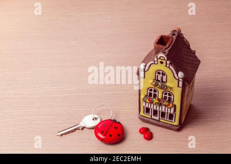 Casa modello, chiave, cuori, e ladybird - concetto immobiliare Foto Stock