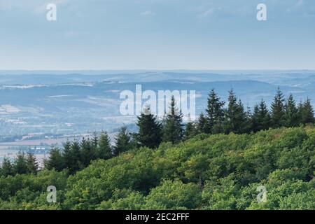 Vista panoramica della Borgogna. Borgogna, Francia. Paesaggio di colline, boschi e prati Foto Stock
