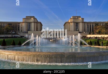 Trocadero, Parigi, Francia. Sotto il Palais de Chaillot si trovano i Jardins de Trocadero, giardini progettati da Jean-Charles Alphand Foto Stock