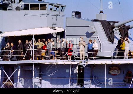 Il presidente Kennedy guarda la quarta gara della Coppa Americau0027s. Gli spettatori a bordo di un cacciatorpediniere della Marina degli Stati Uniti non identificato (visto dalla USS Joseph P. Kennedy, Jr.) guardano la quarta gara della Americau0027s Cup 1962 al largo della costa di Newport, Rhode Island. Foto Stock