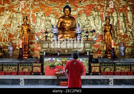 Ongpin St., Binondo, Manila, Filippine. 13 Feb 2021. Un uomo prega di fronte alla sala della pagoda del diecimila Buddha insideSeng Guan Tempio Buddista a Divisoria, Tondo Manila durante il Capodanno cinese. Questo è il primo tempio buddista del paese e di solito le persone affollano questo posto durante il Capodanno cinese. Credit: Notizie dal vivo di Mmaggioranza del mondo CIC/Alamy Foto Stock