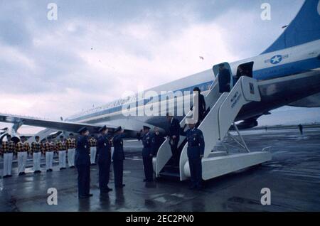 Servizi funerari per la Sig.ra Eleanor Roosevelt, Hyde Park, New York. Il presidente John F. Kennedy e la First Lady Jacqueline Kennedy arrivano alla base dell'aeronautica Stewart di Newburgh, New York, a bordo dell'Air Force One per assistere ai funerali di Eleanor Roosevelt ad Hyde Park, New York. Air Force Aide al presidente, Brigadier General Godfrey T. McHugh, si trova in cima alle scale dell'aereo. Foto Stock