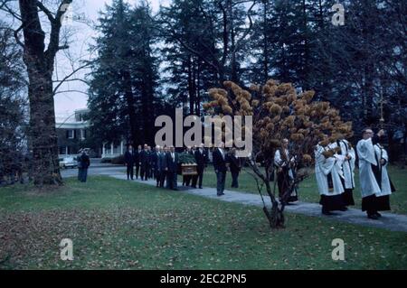 Servizi funerari per la Sig.ra Eleanor Roosevelt, Hyde Park, New York. I Pallbearers e i membri del clero camminano verso il giardino delle rose nella tenuta di Roosevelt per i funerali di Eleanor Roosevelt. Camminando dietro il cazzo: John Aspinwall Roosevelt; Franklin D. Roosevelt, Jr.; rappresentante James Roosevelt (California). Hyde Park, New York. Foto Stock