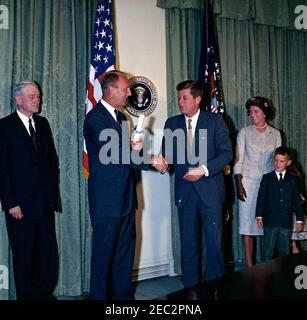 Giuramento in cerimonia, William Battle, Ambasciatore degli Stati Uniti in Australia, 17:14. Il presidente John F. Kennedy scuote le mani con il neo-nominato ambasciatore degli Stati Uniti in Australia, William C. Battle, durante la cerimonia di giuramento del sig. Battleu0027s. Da sinistra a destra: Ex Governatore della Virginia, John S. Battle; Battaglia dell'Ambasciatore; Presidente Kennedy; Battaglia di Barry Webb; Battaglia di Robert W. Sala armadio, Casa Bianca, Washington, D.C. Foto Stock