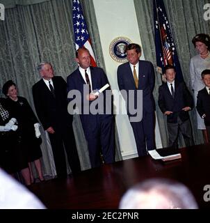 Giuramento in cerimonia, William Battle, Ambasciatore degli Stati Uniti in Australia, 17:14. Il presidente John F. Kennedy partecipa alla cerimonia di giuramento per l'ambasciatore degli Stati Uniti in Australia, William C. Battle. Da sinistra a destra: Non identificato; ex Governatore della Virginia, John S. Battle; Battaglia dell'Ambasciatore; Presidente Kennedy; Battaglia di W. Cullen, Jr.; Battaglia di Barry Webb; Battaglia di Robert W. Sala armadio, Casa Bianca, Washington, D.C. Foto Stock