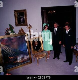 Viaggio in Messico: Los Pinos, scambio di regali, 12:45. Il presidente John F. Kennedy e la First Lady Jacqueline Kennedy scambiano regali con il presidente del Messico, Adolfo Lu00f3pez Mateos, a Los Pinos, la residenza ufficiale del presidente del Messico. Il presidente Kennedy e la sig.ra Kennedy hanno presentato al presidente Lu00f3pez Mateos un ritratto di Benito Juu00e1rez (a destra), dipinto dall'artista Josu00e9 Escudero y Espronceda. A sinistra è un dipinto del Dr. Atl (Gerardo Murillo) che il presidente Lu00f3pez Mateos ha dato al presidente Kennedy. Città del Messico, Messico. [Vedi anche MO 63.2484, u0022Erupting Volcanou0022 Foto Stock
