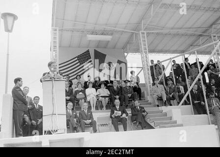 Viaggio in Messico: Ciudad satellite, Indirizzo alla Società americana del Messico, 12:30. Il presidente John F. Kennedy (a Lectern) ha espresso le sue osservazioni in occasione di una celebrazione del 4 luglio organizzata dalla Società americana del Messico. Seduto in prima fila, dietro il leggio (L-R): Ambasciatore degli Stati Uniti in Messico, Thomas C. Mann; Governatore dello Stato del Messico, Dr. Gustavo Baz; Presidente della Società americana del Messico, Willard D. Andrews; Ambasciatore messicano negli Stati Uniti, Antonio Carrillo Flores. Anche nella foto: Assistente Segretario di Stato degli Stati Uniti per gli Affari Inter-Americani, Edwin M. Martin; senatore degli Stati Uniti Mike ma Foto Stock