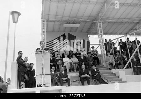 Viaggio in Messico: Ciudad satellite, Indirizzo alla Società americana del Messico, 12:30. Il presidente John F. Kennedy (a Lectern) ha espresso le sue osservazioni in occasione di una celebrazione del 4 luglio organizzata dalla Società americana del Messico. Seduto in prima fila, dietro il leggio (L-R): Ambasciatore degli Stati Uniti in Messico, Thomas C. Mann; Governatore dello Stato del Messico, Dr. Gustavo Baz; Presidente della Società americana del Messico, Willard D. Andrews; Ambasciatore messicano negli Stati Uniti, Antonio Carrillo Flores. Anche nella foto: Assistente Segretario di Stato degli Stati Uniti per gli Affari Inter-Americani, Edwin M. Martin; senatore degli Stati Uniti Mike ma Foto Stock