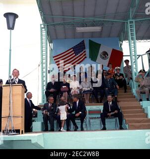 Viaggio in Messico: Ciudad satellite, Indirizzo alla Società americana del Messico, 12:30. Il presidente della Società americana del Messico, Willard D. Andrews (al leggio), commenta la celebrazione del 4 luglio della Societyu0027s; il presidente John F. Kennedy partecipa. Seduta in prima fila (L-R): Ambasciatore degli Stati Uniti in Messico, Thomas C. Mann; Governatore dello Stato del Messico, Dr. Gustavo Baz; Presidente Kennedy; Ambasciatore messicano negli Stati Uniti, Antonio Carrillo Flores. Anche nella foto: Presidente della Export-Import Bank degli Stati Uniti, Harold F. Linder; senatore statunitense Mike Mansfield (Montana); Foto Stock