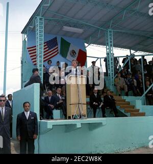 Viaggio in Messico: Ciudad satellite, Indirizzo alla Società americana del Messico, 12:30. Il presidente John F. Kennedy (a Lectern) ha espresso le sue osservazioni in occasione di una celebrazione del 4 luglio organizzata dalla Società americana del Messico. Seduto in prima fila, dietro il leggio (L-R): Presidente della Export-Import Bank degli Stati Uniti, Harold F. Linder; Ambasciatore degli Stati Uniti in Messico, Thomas C. Mann; Presidente della Società americana del Messico, Willard D. Andrews; Ambasciatore messicano negli Stati Uniti, Antonio Carrillo Flores. Anche nella foto: Senatore statunitense Mike Mansfield (Montana); generale Crivu00f3bal Guzmu00e1n Foto Stock