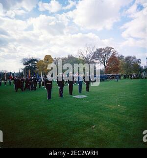 Cerimonie di arrivo per Konrad Adenauer, Cancelliere della Germania Occidentale, 10:45. Il presidente John F. Kennedy e il Cancelliere della Germania occidentale, il Dr. Konrad Adenauer (entrambi camminando a sinistra in background, con le spalle alla macchina fotografica), rivedono le truppe della guardia d'onore durante le cerimonie di arrivo in onore del Cancelliere Adenauer. Il comandante delle truppe, il colonnello John W. Gorn, cammina con il presidente Kennedy e il cancelliere Adenauer; l'interprete per il ministero degli Esteri tedesco, Heinz Weber, cammina dietro. South Lawn, Casa Bianca, Washington, D.C. Foto Stock