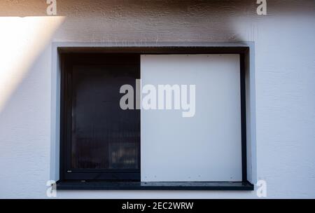 Radevormwald, Germania. 13 Feb 2021. Tracce di fuliggine si possono vedere sopra un davanzale nella casa di Elberfelder Strasse. Dopo un incendio di ieri sera, il dipartimento dei vigili del fuoco ha scoperto cinque corpi nella casa. La polizia non esclude un possibile crimine di capitale. Credit: Jonas Güttler/dpa/Alamy Live News Foto Stock