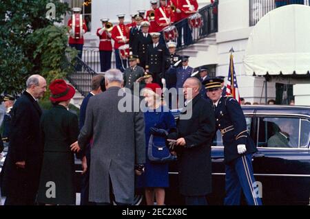 Cerimonie di arrivo per Konrad Adenauer, Cancelliere della Germania Occidentale, 10:45. Il presidente John F. Kennedy e la First Lady Jacqueline Kennedy (entrambi parzialmente nascosti a sinistra) salutano il Cancelliere della Germania occidentale, il Dr. Konrad Adenauer, e sua figlia, Libeth Werhahn, al loro arrivo alla Casa Bianca. Anche nella foto: Segretario di Stato degli Stati Uniti, Dean Rusk; Virginia Rusk; Vice Capo del protocollo, William J. Tonesk; responsabile della sicurezza per il Dipartimento di Stato degli Stati Uniti, James M. McDermott (auto interna). Portico Sud, Casa Bianca, Washington, D.C. Foto Stock
