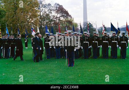 Cerimonie di arrivo per Konrad Adenauer, Cancelliere della Germania Occidentale, 10:45. Il presidente John F. Kennedy e il Cancelliere della Germania occidentale, il Dr. Konrad Adenauer (entrambi a sinistra), rivedono le truppe della guardia d'onore durante le cerimonie di arrivo in onore del Cancelliere Adenauer. L'interprete per il Ministero degli Esteri tedesco, Heinz Weber, cammina dietro. Il monumento di Washington è visibile in lontananza. South Lawn, Casa Bianca, Washington, D.C. Foto Stock