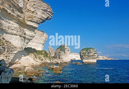 Il grano di sabbia e scogliere di Bonifacio, Corsica del Sud, Francia Foto Stock