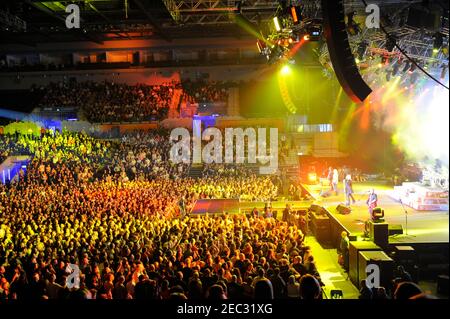 I DEF Leppard sono una rock band inglese formata nel 1977 a Sheffield, che si esibisce dal vivo a Liverpool nel 2008 Foto Stock