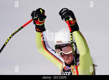 Cortina, Italia. 13 febbraio 2021. d'Ampezzo: Sci alpino, Coppa del mondo, discesa, donne: Kira Weidle dalla Germania arriva al traguardo. Foto: Michael Kappeler/dpa Credit: dpa Picture Alliance/Alamy Live News Foto Stock