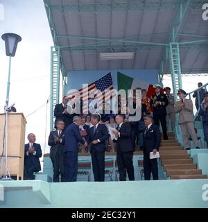 Viaggio in Messico: Ciudad satellite, Indirizzo alla Società americana del Messico, 12:30. Il presidente John F. Kennedy stringe le mani con il governatore dello Stato del Messico, il Dr. Gustavo Baz, durante una celebrazione del 4 luglio organizzata dalla Società americana del Messico. In primo piano (L-R): Ambasciatore degli Stati Uniti in Messico, Thomas C. Mann; Dr. Baz; Presidente Kennedy; Presidente della Società americana del Messico, Willard D. Andrews; Ambasciatore messicano negli Stati Uniti, Antonio Carrillo Flores. Anche nella foto: Presidente della Export-Import Bank degli Stati Uniti, Harold F. Linder; senatore degli Stati Uniti Foto Stock