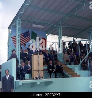 Viaggio in Messico: Ciudad satellite, Indirizzo alla Società americana del Messico, 12:30. Il presidente John F. Kennedy (a Lectern) ha espresso le sue osservazioni in occasione di una celebrazione del 4 luglio organizzata dalla Società americana del Messico. Seduto in prima fila, dietro il leggio (L-R): Presidente della Export-Import Bank degli Stati Uniti, Harold F. Linder; Ambasciatore degli Stati Uniti in Messico, Thomas C. Mann; Presidente della Società americana del Messico, Willard D. Andrews; Ambasciatore messicano negli Stati Uniti, Antonio Carrillo Flores. Anche nella foto: Senatore statunitense Mike Mansfield (Montana); generale Crivu00f3bal Guzmu00e1n Foto Stock