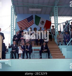 Viaggio in Messico: Ciudad satellite, Indirizzo alla Società americana del Messico, 12:30. Il presidente John F. Kennedy partecipa a una celebrazione del 4 luglio organizzata dalla Società americana del Messico. Seduta in prima fila (L-R): Ambasciatore degli Stati Uniti in Messico, Thomas C. Mann; Governatore dello Stato del Messico, Dr. Gustavo Baz; Presidente Kennedy; Ambasciatore messicano negli Stati Uniti, Antonio Carrillo Flores. Anche nella foto: Presidente della Società americana del Messico, Willard D. Andrews; Presidente della Export-Import Bank degli Stati Uniti, Harold F. Linder; Senatore statunitense Mike Mansfield (Montana); GENA Foto Stock