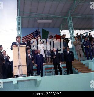 Viaggio in Messico: Ciudad satellite, Indirizzo alla Società americana del Messico, 12:30. Il presidente John F. Kennedy (a Lectern) ha espresso le sue osservazioni in occasione di una celebrazione del 4 luglio organizzata dalla Società americana del Messico. In piedi in prima fila, a destra di lanterna (L-R): Ambasciatore degli Stati Uniti in Messico, Thomas C. Mann; Governatore dello Stato del Messico, Dr. Gustavo Baz; Presidente della Società americana del Messico, Willard D. Andrews; Ambasciatore messicano negli Stati Uniti, Antonio Carrillo Flores. Anche nella foto: Assistente Segretario di Stato degli Stati Uniti per gli affari interamericani, Edwin M. Martin; senatore statunitense Mik Foto Stock