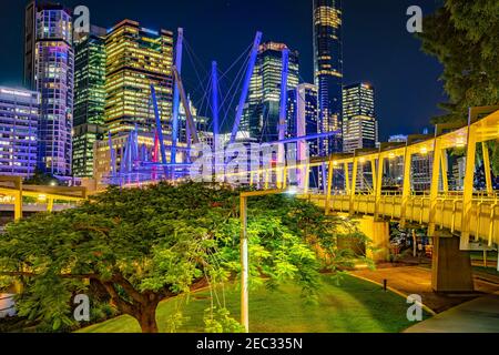 Brisbane, Australia - il ponte di Kurilpa è illuminato di notte attraverso il fiume Foto Stock