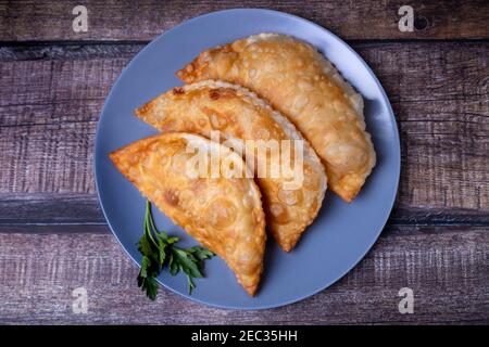 Cheburks con carne. Torta piatta fritta. Un piatto tradizionale. Primo piano, vista dall'alto. Foto Stock