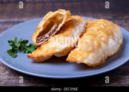 Cheburks con carne. Torta piatta fritta. Un piatto tradizionale. Primo piano. Foto Stock