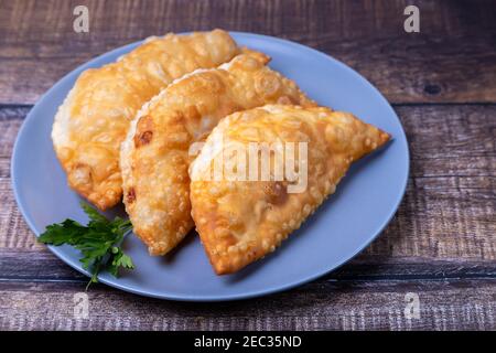 Cheburks con carne. Torta piatta fritta. Un piatto tradizionale. Primo piano. Foto Stock