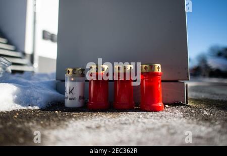 Radevormwald, Germania. 13 Feb 2021. Candele di fronte alla casa su Elberfelderstraße. Dopo un incendio di ieri sera, il dipartimento dei vigili del fuoco ha scoperto cinque corpi nella casa. La polizia non esclude la possibilità di un crimine di capitale. Credit: Jonas Güttler/dpa/Alamy Live News Foto Stock