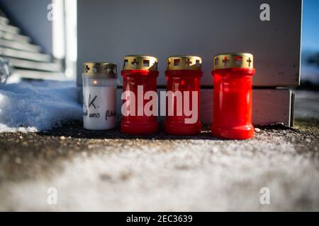 Radevormwald, Germania. 13 Feb 2021. Candele di fronte alla casa su Elberfelderstraße. Dopo un incendio di ieri sera, il dipartimento dei vigili del fuoco ha scoperto cinque corpi nella casa. La polizia non esclude la possibilità di un crimine di capitale. Credit: Jonas Güttler/dpa/Alamy Live News Foto Stock