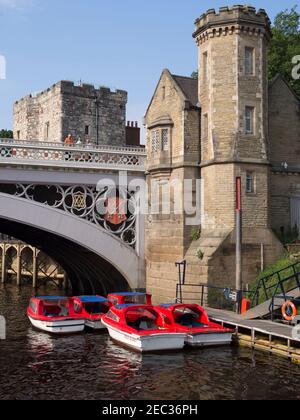 Lendal Tower e noleggio barche sul fiume Ouse, York, Inghilterra Getty 697375101 Foto Stock