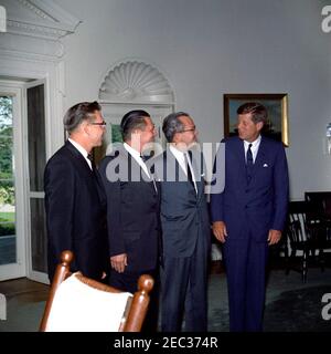 Incontro con il governatore Grant Sawyer del Nevada e i senatori Alan Bible e Howard W. Cannon (Nevada), 16:35. Il presidente John F. Kennedy si trova in piedi con funzionari del Nevada. Da sinistra a destra: Il governatore Grant Sawyer, il senatore Howard W. Cannon, la Bibbia del senatore Alan e il presidente Kennedy. Ufficio ovale, Casa Bianca, Washington, D.C. Foto Stock